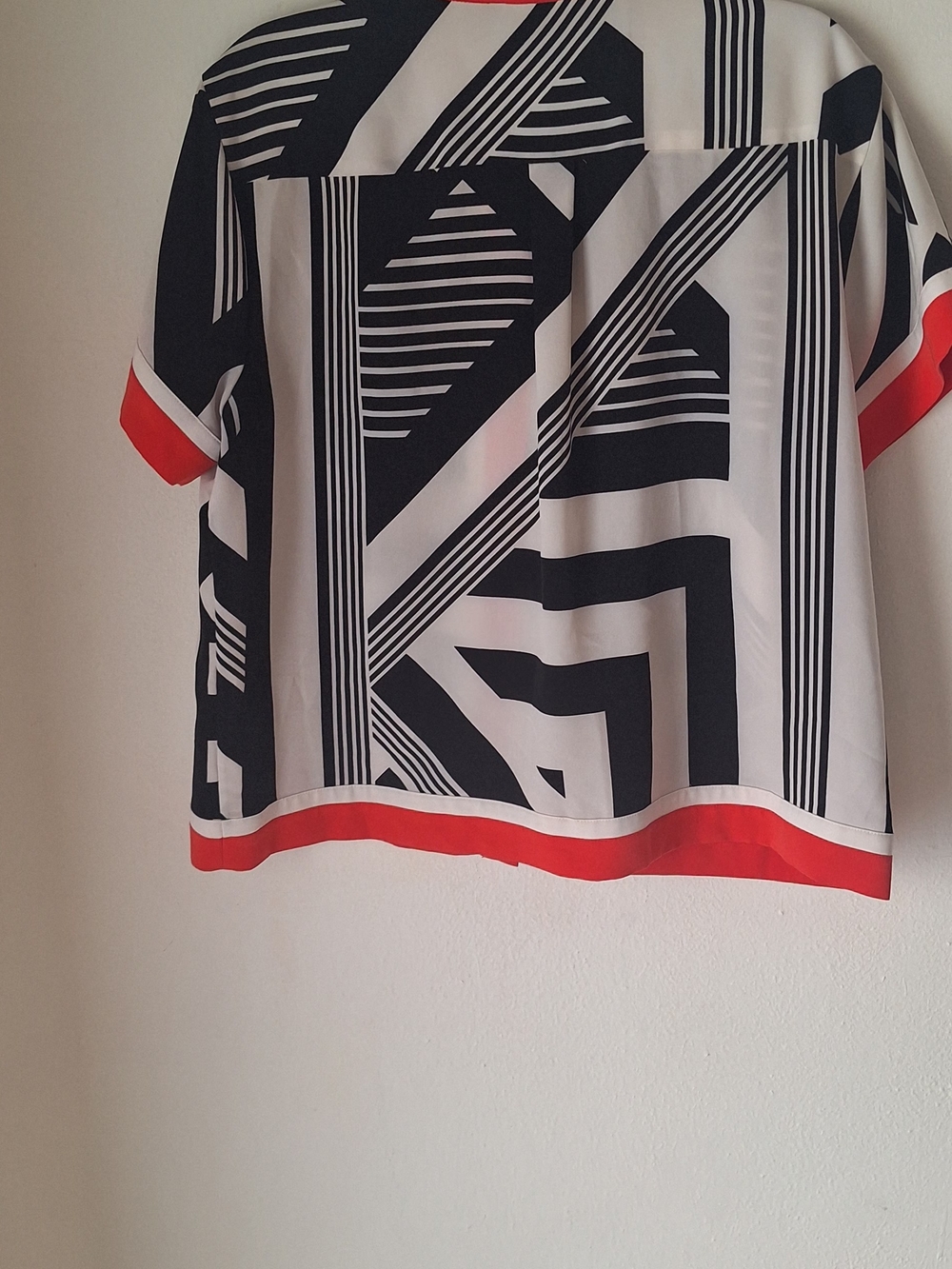 Designer Karl Lagerfeld Paris Black White & Red Geometric Women Blouse Sz L - Picture 4 of 7